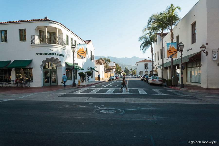 Прогулка по центральной улице придется по вкусу любителям симпатичных зданий, уютных двориков, романтичных площадей, фонтанчиков, кофеен, небольших магазинчиков, забавных скульптур и вывесок. Вокруг царит атмосфера всеобщего спокойствия и расслабленности, кажется, даже начинаешь чувствовать, как время неспешно тянется и обволакивает всего тебя. Может, это привилегия утренних часов? Прогулка по центральной улице придется по вкусу любителям симпатичных зданий, уютных двориков, романтичных площадей, фонтанчиков, кофеен, небольших магазинчиков, забавных скульптур и вывесок. Вокруг царит атмосфера всеобщего спокойствия и расслабленности, кажется, даже начинаешь чувствовать, как время неспешно тянется и обволакивает всего тебя. Может, это привилегия утренних часов?