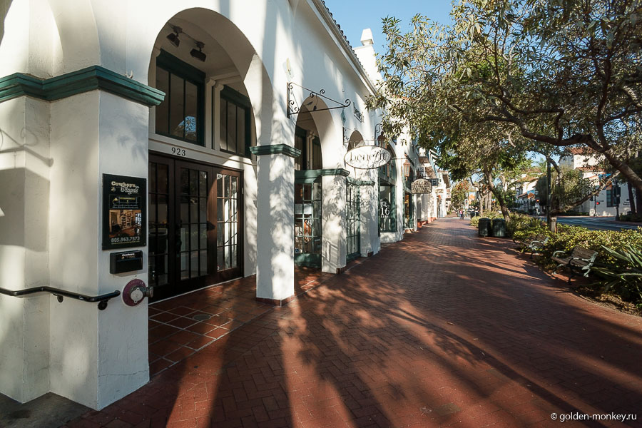 Слующее за торговым центром здание также не было обделено арками. Слующее за торговым центром здание также не было обделено арками.