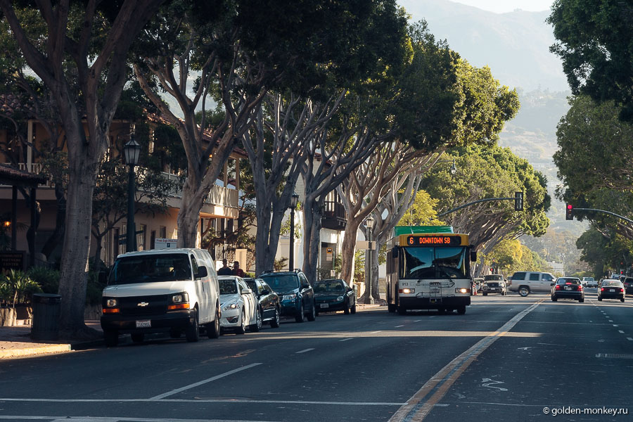 Как-то случайно мы сразу же оказались на самой центральной улице – Стейт-Стрит (State Street). Машину оставили на одной из подземных парковок. Расценки следующие: первые 75 минут – бесплатно, дальше 1 час – 1,5 доллара, сутки – 15 долларов. Мы через час переехали на другую парковку, и получилось, что вообще ничего за стоянку не платили. Вдоль улиц также можно оставить автомобиль, только нужно внимательнее смотреть на знаки (где-то можно стоять всего 15 минут, где-то полтора часа). Как-то случайно мы сразу же оказались на самой центральной улице – Стейт-Стрит (State Street). Машину оставили на одной из подземных парковок. Расценки следующие: первые 75 минут – бесплатно, дальше 1 час – 1,5 доллара, сутки – 15 долларов. Мы через час переехали на другую парковку, и получилось, что вообще ничего за стоянку не платили. Вдоль улиц также можно оставить автомобиль, только нужно внимательнее смотреть на знаки (где-то можно стоять всего 15 минут, где-то полтора часа).