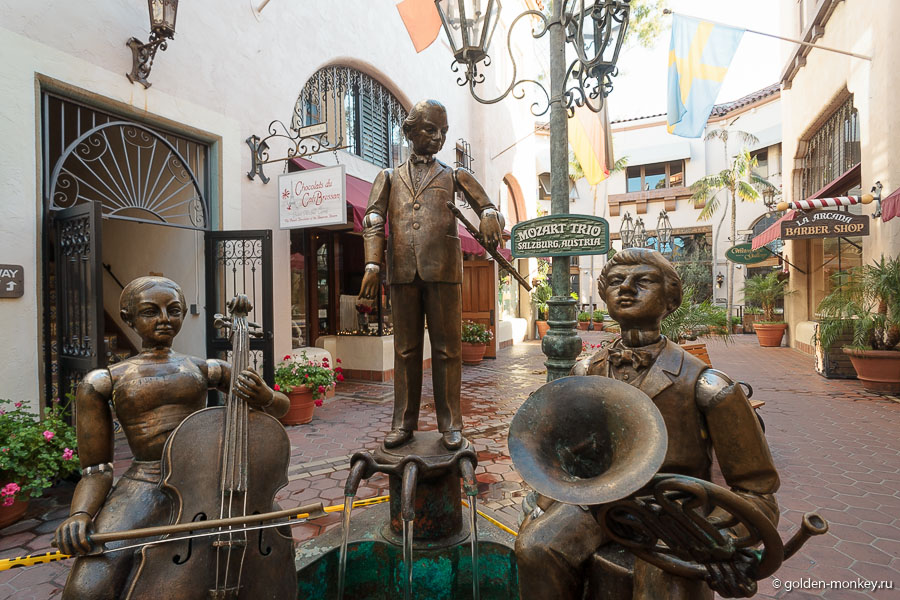 Если видите какое-то ответвление от главной улицы и не видите забор – обязательно загляните, там может быть что-нибудь интересное, например, вот такой дворик. Если видите какое-то ответвление от главной улицы и не видите забор – обязательно загляните, там может быть что-нибудь интересное, например, вот такой дворик.