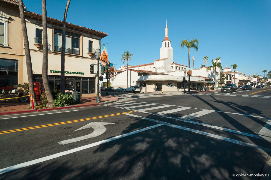 Впереди виднеется белое здание со шпилем, в котором расположился кинотеатр Arlington Theatre. Будь у нас побольше времени, можно было бы и в киношку сходить. Впереди виднеется белое здание со шпилем, в котором расположился кинотеатр Arlington Theatre. Будь у нас побольше времени, можно было бы и в киношку сходить.