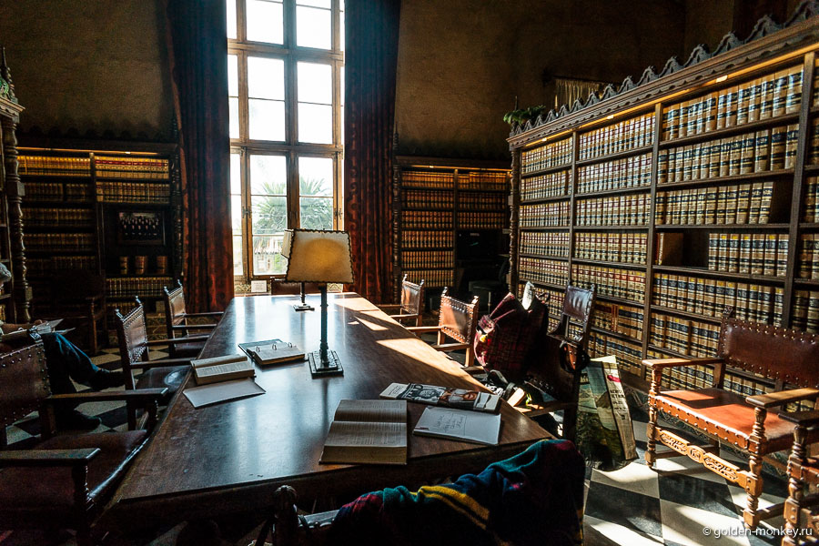 Мы заглядывали во все открытые двери и даже пытались заглянуть краешком глаза за закрытые. Ощущения были самые необычные от осознания того, что прямо здесь, за закрытыми дверьми проходит самый настоящий судебный процесс с судьей, свидетелями и присяжными. Конечно, процесс увидеть нам не довелось, зато нашли очень красивую библиотеку. Мы заглядывали во все открытые двери и даже пытались заглянуть краешком глаза за закрытые. Ощущения были самые необычные от осознания того, что прямо здесь, за закрытыми дверьми проходит самый настоящий судебный процесс с судьей, свидетелями и присяжными. Конечно, процесс увидеть нам не довелось, зато нашли очень красивую библиотеку.