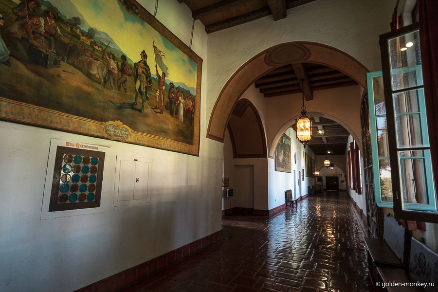 Городок Санта-Барбара за всю свою историю кому только не принадлежал: сначала это были земли коренных американцев, потом здесь господствовали испанцы, после город входил в состав Мексиканской Республики и только к середине девятнадцатого века стал американским. На стенах суда мы увидели немало картин, и большая их часть освящала испанский период истории. Городок Санта-Барбара за всю свою историю кому только не принадлежал: сначала это были земли коренных американцев, потом здесь господствовали испанцы, после город входил в состав Мексиканской Республики и только к середине девятнадцатого века стал американским. На стенах суда мы увидели немало картин, и большая их часть освящала испанский период истории.