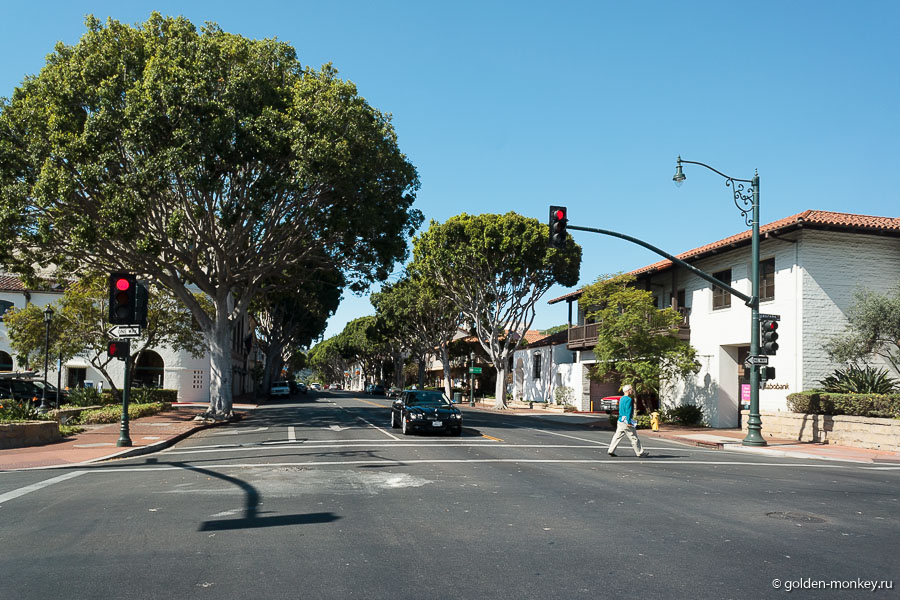 Со Стейт-Стрит мы ушли на параллельную Анакапа-Стрит (Anacapa Street), которая оказалась уже чуть беднее на колоритные мелочи, зато здесь было больше жилых домов. Со Стейт-Стрит мы ушли на параллельную Анакапа-Стрит (Anacapa Street), которая оказалась уже чуть беднее на колоритные мелочи, зато здесь было больше жилых домов.