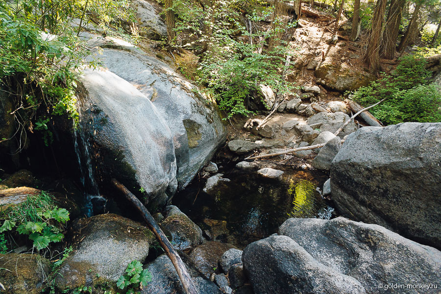 Один из водопадов, которыми грозится поразить путников Sunset Trail – Ella Falls. Сказать, что он нас не впечатлил – это не сказать ничего! Ко второму водопаду даже не пошли, чтобы не расстраиваться. Все-таки водопады надо осматривать весной (после схода снегов), либо осенью (когда начинаются дожди), в остальное время они либо пересыхают, либо едва влачат существование (особенно те, которые и в лучшие времена не могут похвастаться большими размерами). Один из водопадов, которыми грозится поразить путников Sunset Trail – Ella Falls. Сказать, что он нас не впечатлил – это не сказать ничего! Ко второму водопаду даже не пошли, чтобы не расстраиваться. Все-таки водопады надо осматривать весной (после схода снегов), либо осенью (когда начинаются дожди), в остальное время они либо пересыхают, либо едва влачат существование (особенно те, которые и в лучшие времена не могут похвастаться большими размерами).