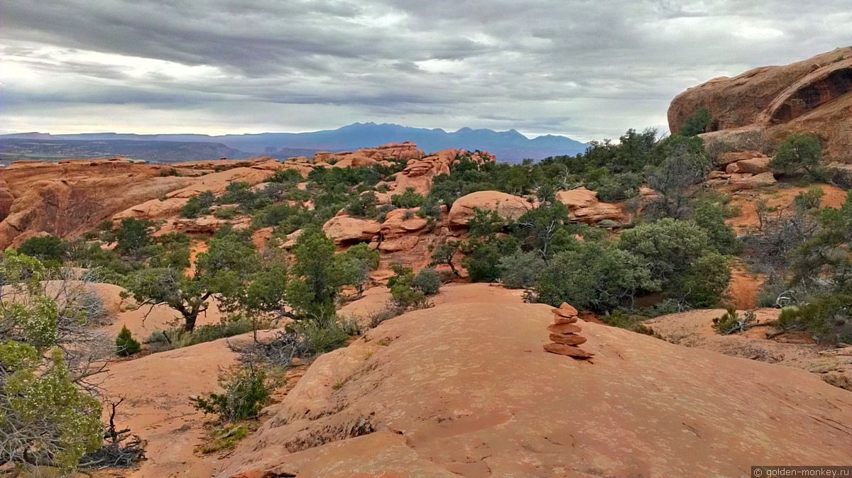 пирамидка из камней, обозначающая тропинку пирамидка из камней, обозначающая тропинку