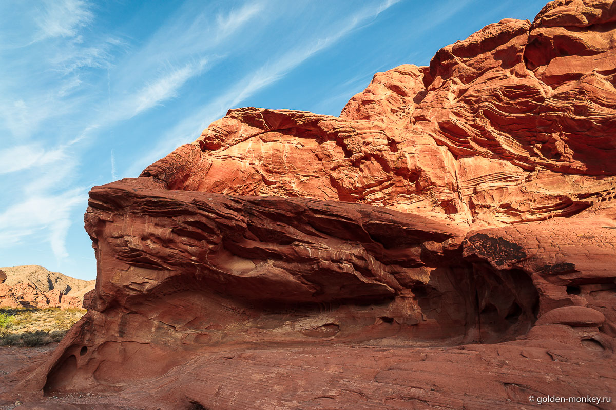 Красные горы в лучах утреннего солнца Красные горы в лучах утреннего солнца
