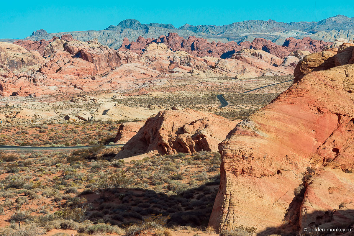 Панорамный вид на Огненный каньон, виднеющийся вдалеке Панорамный вид на Огненный каньон, виднеющийся вдалеке