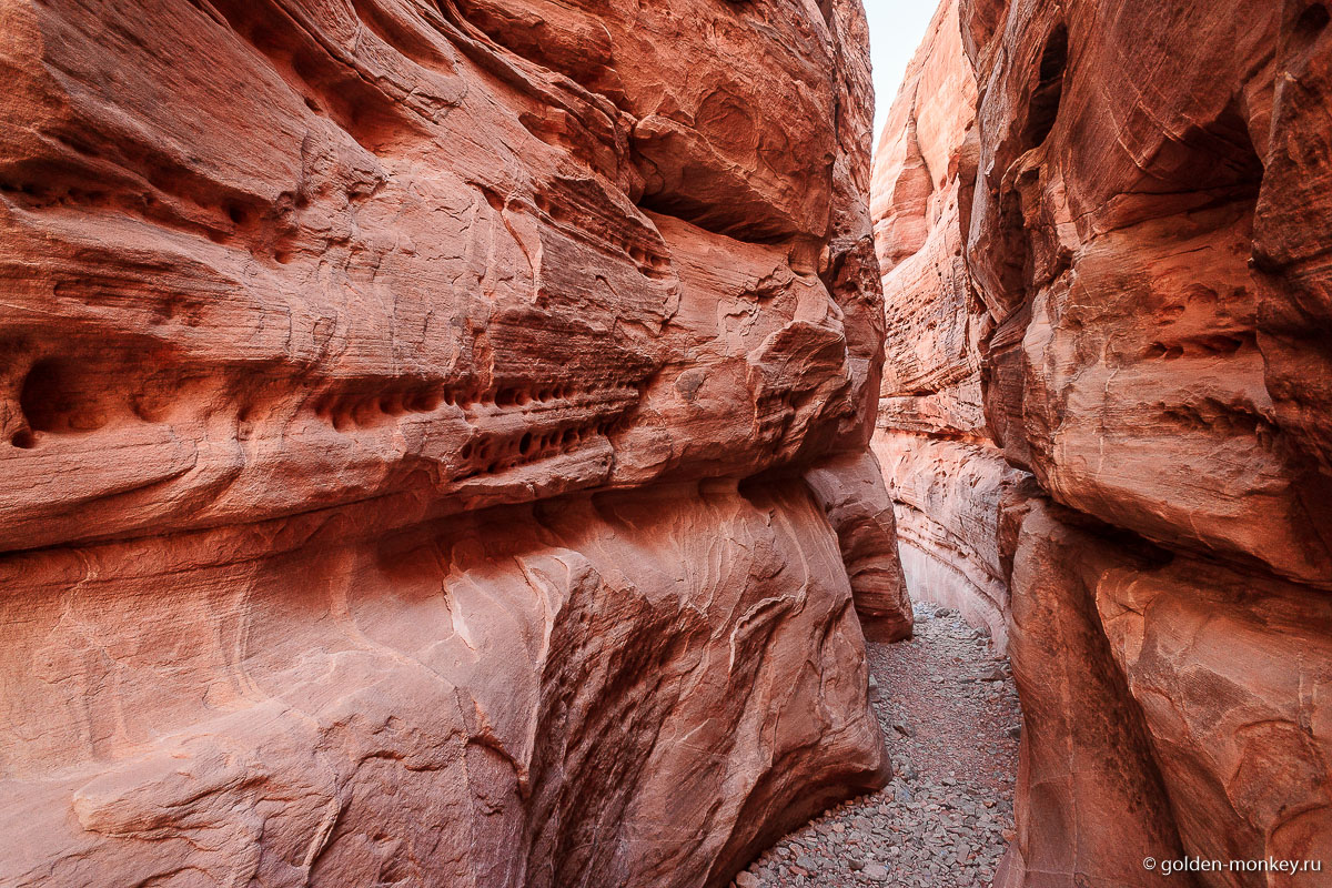 Узкий живописный каньон с фактурными склонами Узкий живописный каньон с фактурными склонами