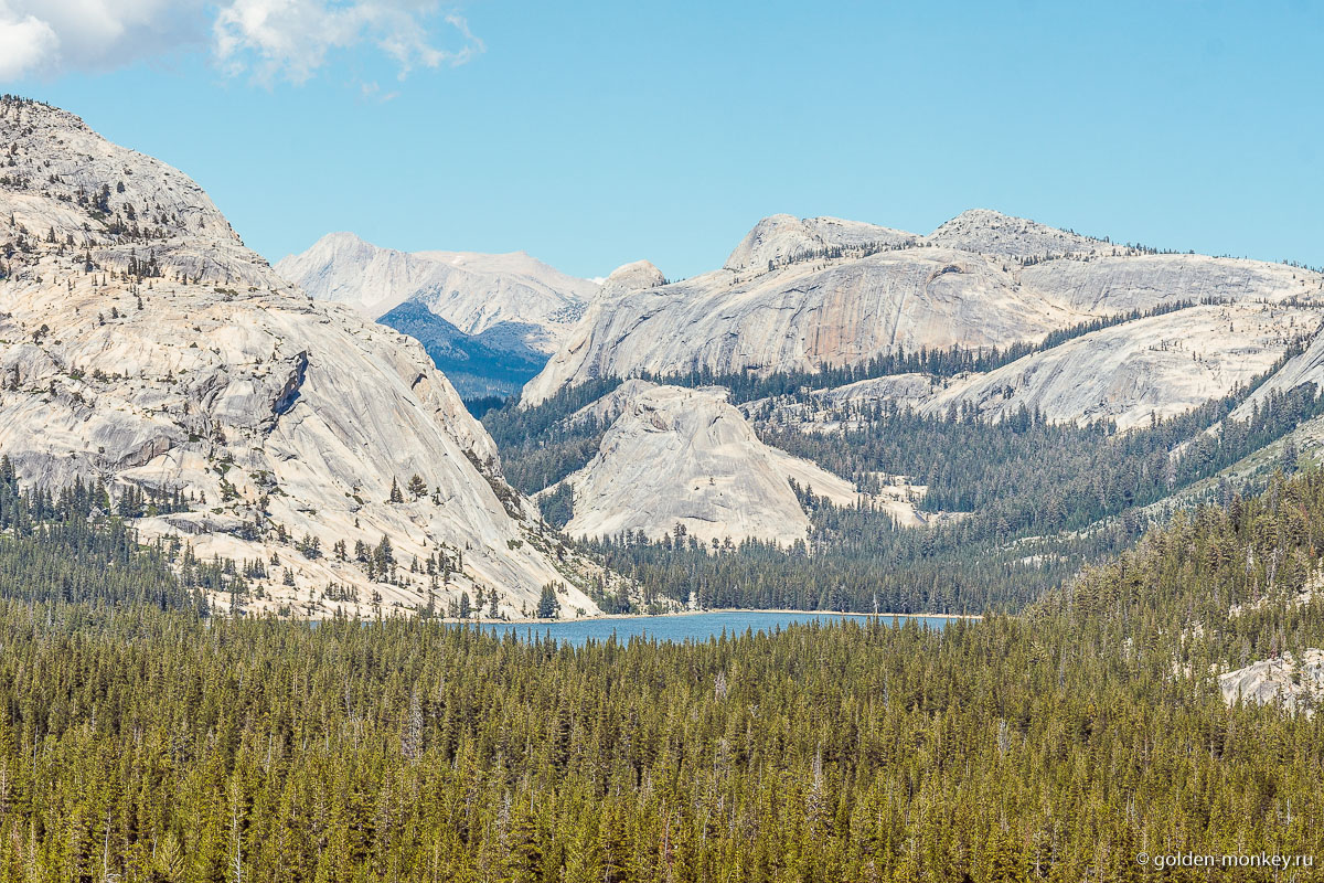 Озеро Тенайя, окаймленное горами Озеро Тенайя, окаймленное горами
