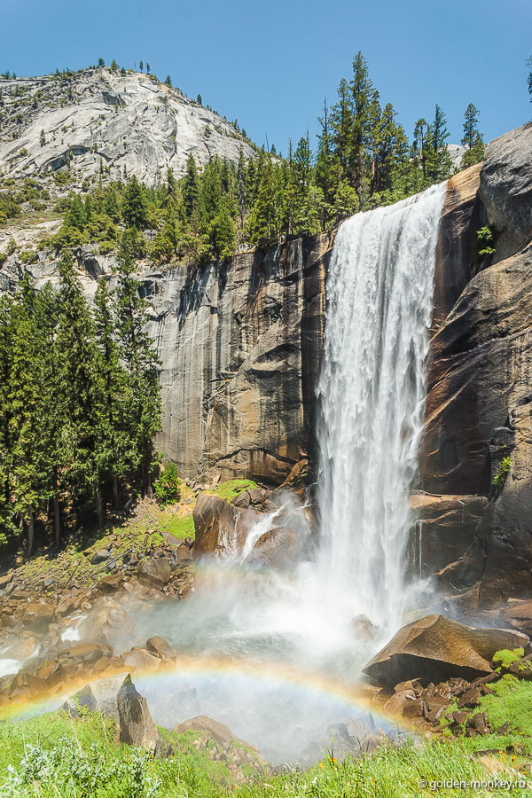Под определенным углом можно увидеть яркую радугу Под определенным углом можно увидеть яркую радугу
