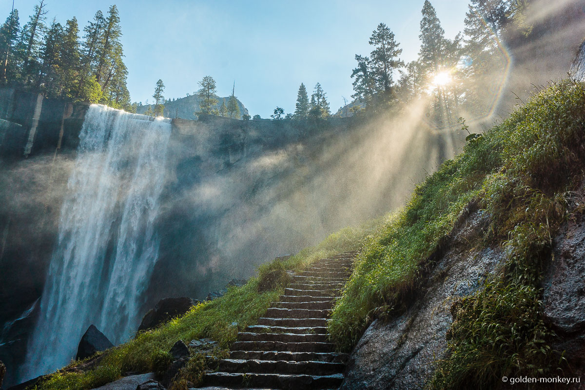 Лестница, ведущая по Мист-Трейлу Лестница, ведущая по Мист-Трейлу