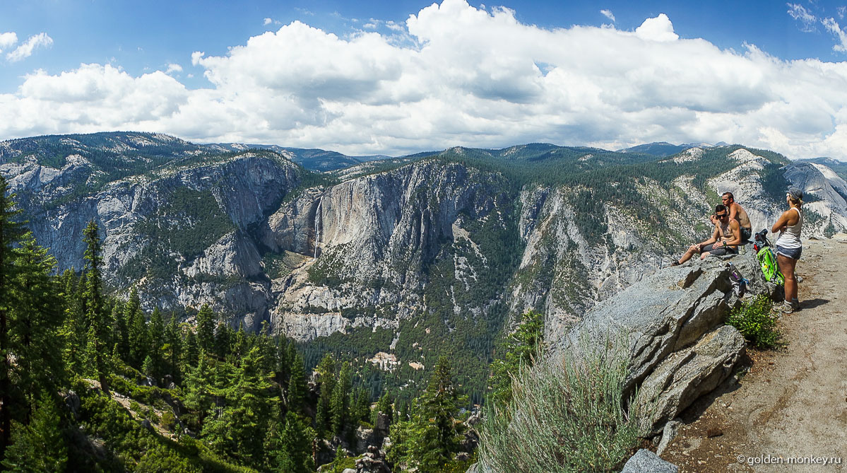 Отдыхающие туристы на Четырехмильной тропе любуются видами долины Отдыхающие туристы на Четырехмильной тропе любуются видами долины