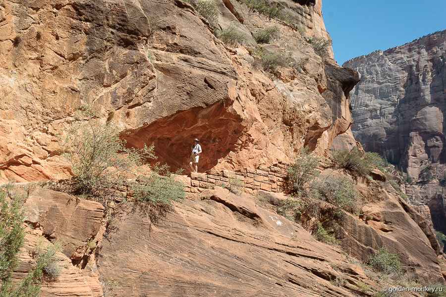 Все начинается очень и очень безобидно, только спустя несколько сот метров, начинаешь ловить себя на мысли, что ноги отказываются подниматься в горку. Все начинается очень и очень безобидно, только спустя несколько сот метров, начинаешь ловить себя на мысли, что ноги отказываются подниматься в горку.