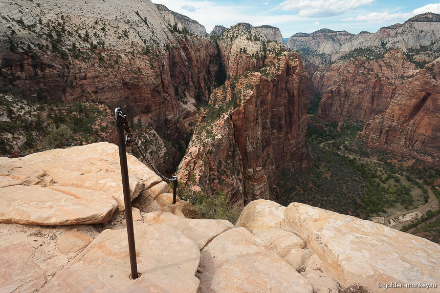 Местами действительно жутковато, особенно если взгляд невольно устремляется вниз. Некое ощущение безопасности дают натянутые вдоль тропинки цепи, за которые хватаешься, как за спасательный круг. Как ни странно, усталость в ногах снимает как рукой, видимо, мозг совершенно переключается с физических ощущений на координацию выполняемых акробатических этюдов. Местами действительно жутковато, особенно если взгляд невольно устремляется вниз. Некое ощущение безопасности дают натянутые вдоль тропинки цепи, за которые хватаешься, как за спасательный круг. Как ни странно, усталость в ногах снимает как рукой, видимо, мозг совершенно переключается с физических ощущений на координацию выполняемых акробатических этюдов.