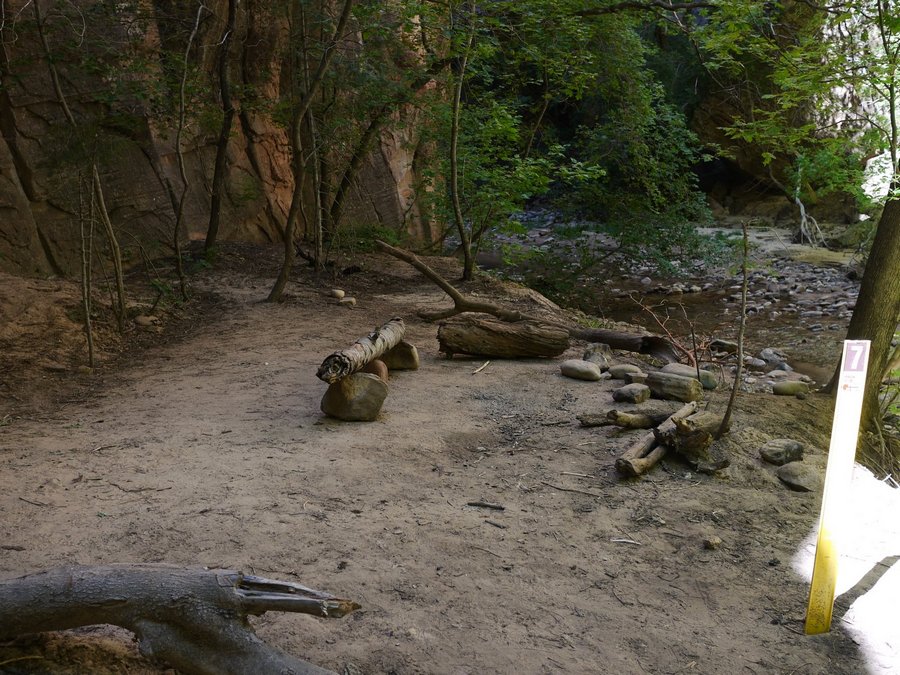 Место под палатку в The Narrows, национальный парк Зайон Место под палатку в The Narrows, национальный парк Зайон