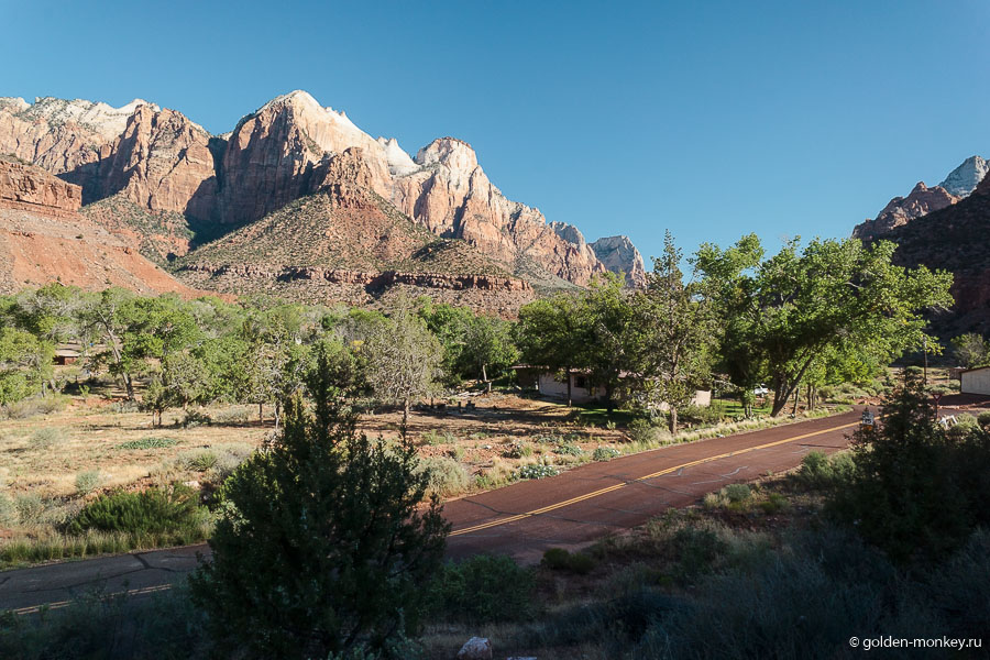 Асфальт в парке Зайон необычный – он коричнево-красного цвета. Никогда в жизни такого не видели. Наверно, так задумано, чтобы не нарушать гармонию, ведь сверху, со смотровых площадок, такая дорога совсем не выделяется на фоне окружающего пейзажа. Асфальт в парке Зайон необычный – он коричнево-красного цвета. Никогда в жизни такого не видели. Наверно, так задумано, чтобы не нарушать гармонию, ведь сверху, со смотровых площадок, такая дорога совсем не выделяется на фоне окружающего пейзажа.