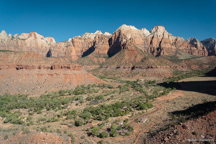 Со смотровой площадки в конце тропинки открывается симпатичный вид на нижнюю часть каньона и городок Спрингдейл. Со смотровой площадки в конце тропинки открывается симпатичный вид на нижнюю часть каньона и городок Спрингдейл.