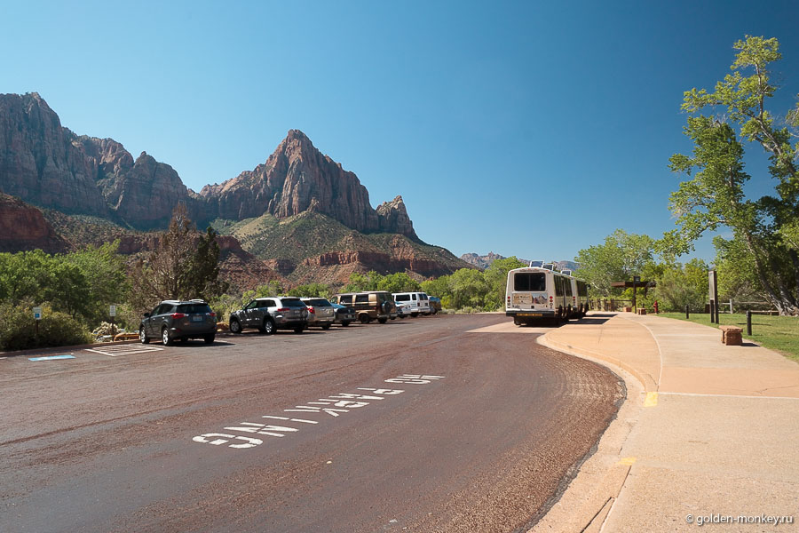 Оставляем машину на парковке и пересаживаемся на шаттл-бас. Очень даже удобно, можно расслабиться и наслаждаться пейзажами за окном. Оставляем машину на парковке и пересаживаемся на шаттл-бас. Очень даже удобно, можно расслабиться и наслаждаться пейзажами за окном.