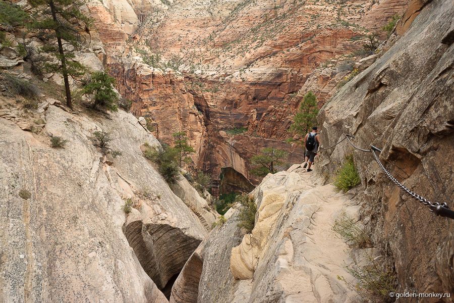 Тропинка явно не для слабонервных. Если честно, со стороны выглядит страшнее, чем на самом деле, идти по ней совсем не страшно, особенно, когда под рукой есть цепь, за которую можно схватиться. Тропинка явно не для слабонервных. Если честно, со стороны выглядит страшнее, чем на самом деле, идти по ней совсем не страшно, особенно, когда под рукой есть цепь, за которую можно схватиться.