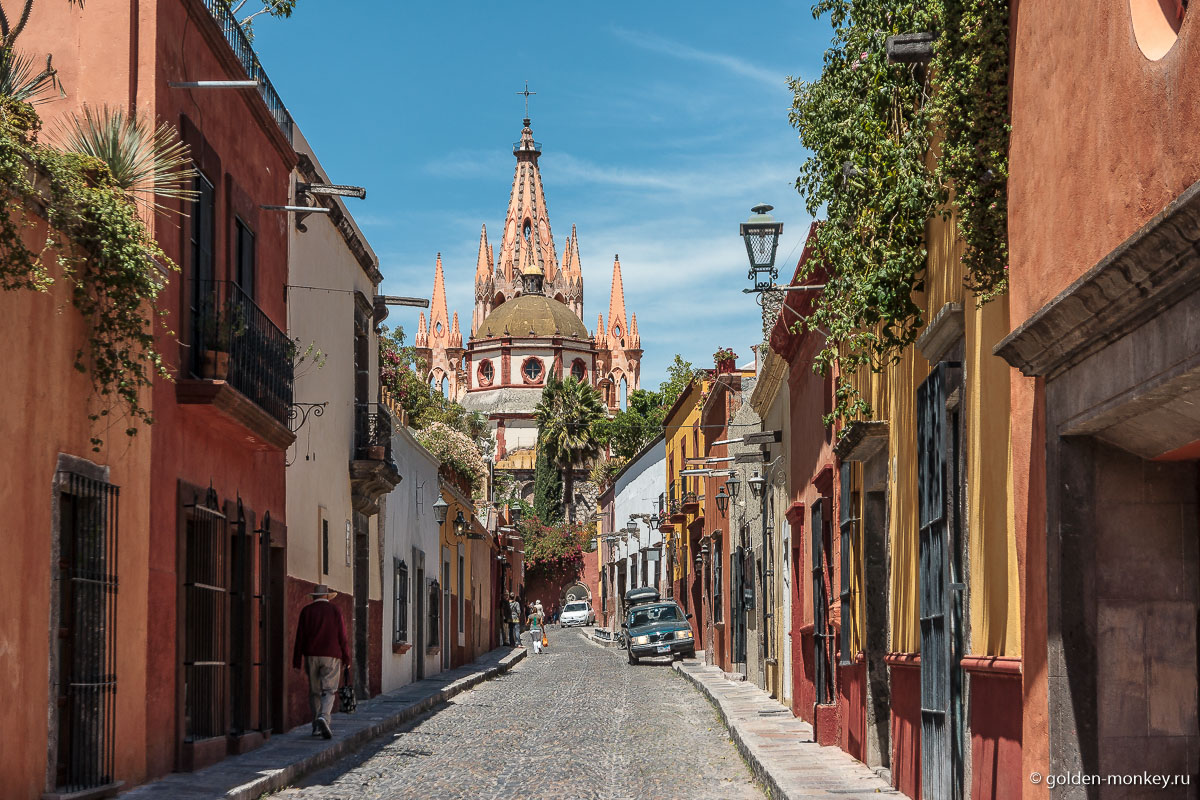 Улочка в Сан-Мигеле Улочка в Сан-Мигеле