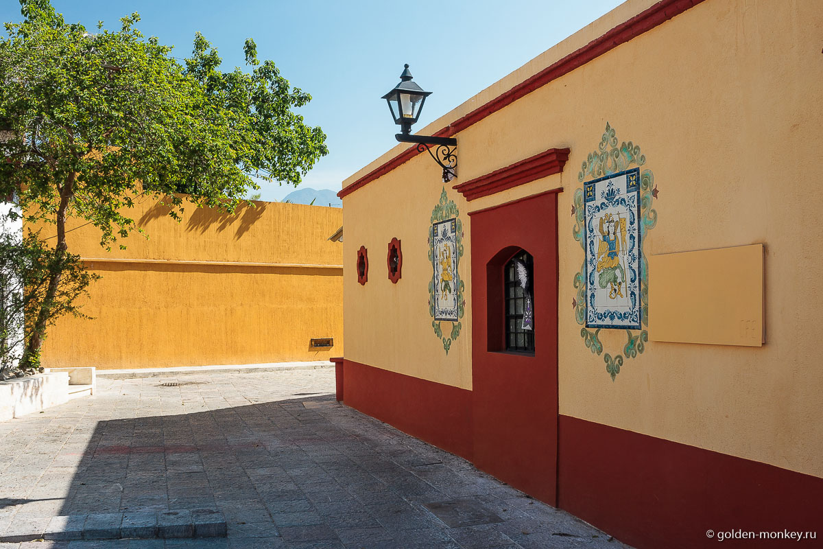 Улочка в Оахаке Улочка в Оахаке