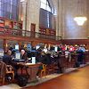 Центральная Библиотека Нью-Йорка, где народ сидит 