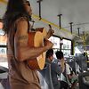 Встроенная магнитола в общественном автобусе испол