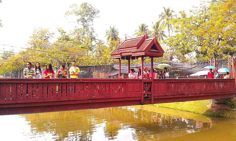 Мост в парк Nong Buak Hard