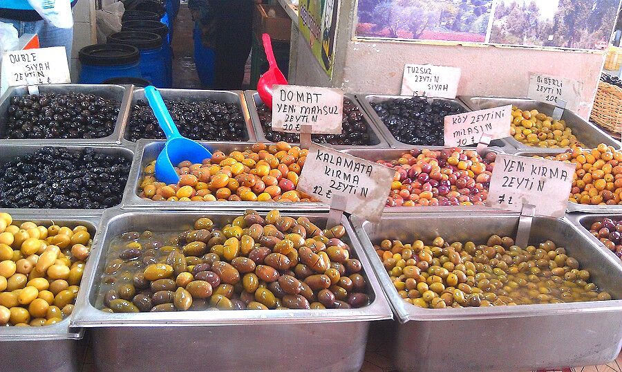 4) оливки и маслины. Любовь к ним проявилась здесь