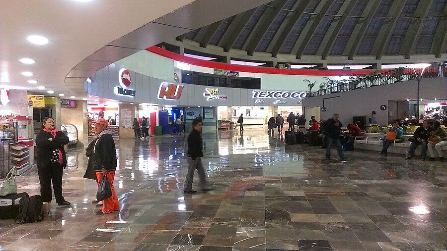 Выйдя из метро, увидите вход в автовокзал, пройдя