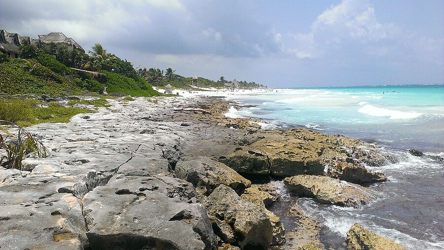 В конце пляжа Кондеса появляются камни и весь бере