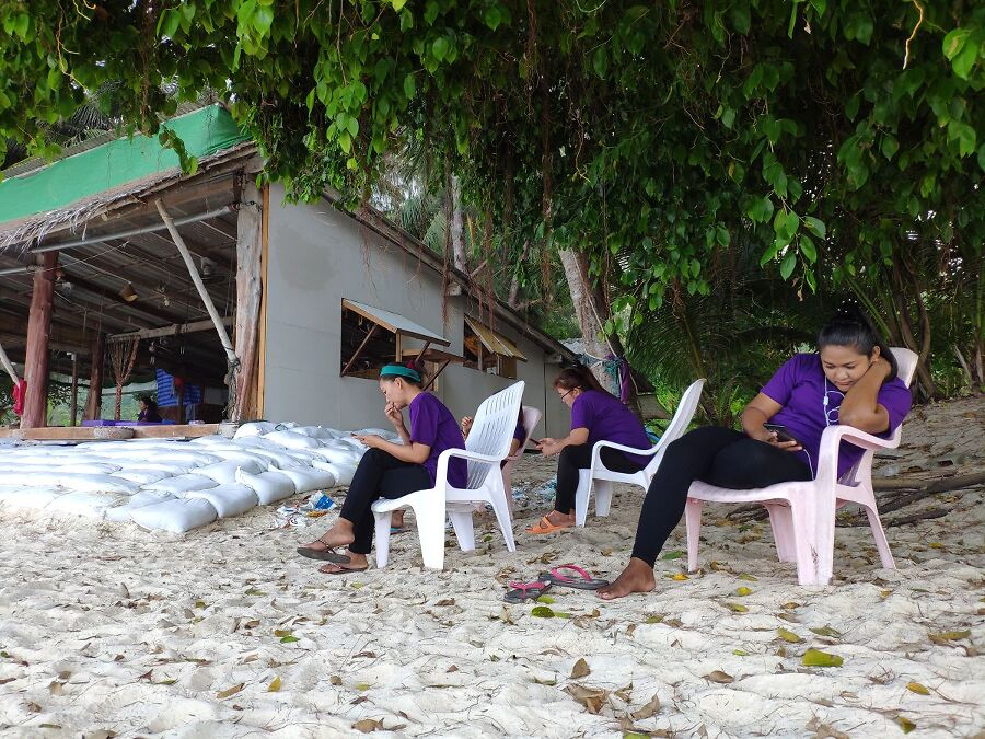Работницы пляжного массажного салона ждут клиентов