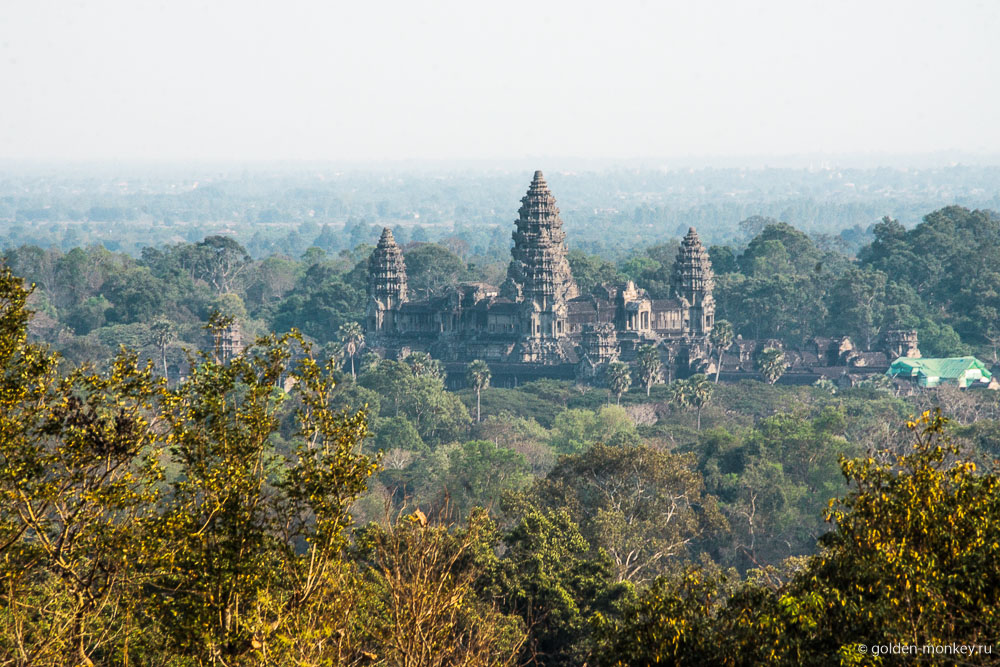 Камбоджа, вид на Ангкор Ват с территории Ангкор Тома