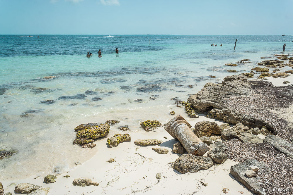 Канкун, каменные валуны на пляже Лангоста
