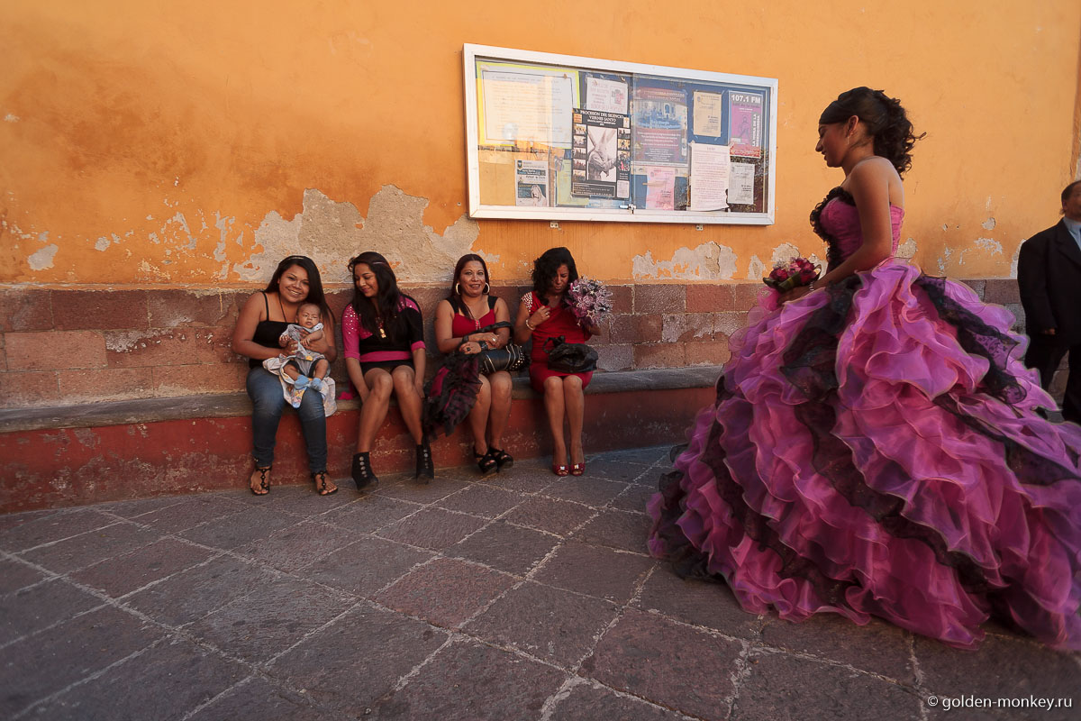 Платья мексиканки носят достаточно редко, в основном на праздники и торжественные мероприятия