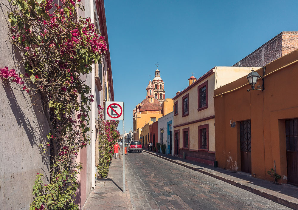 Сантьяго-де-Керетаро, улица в цветах