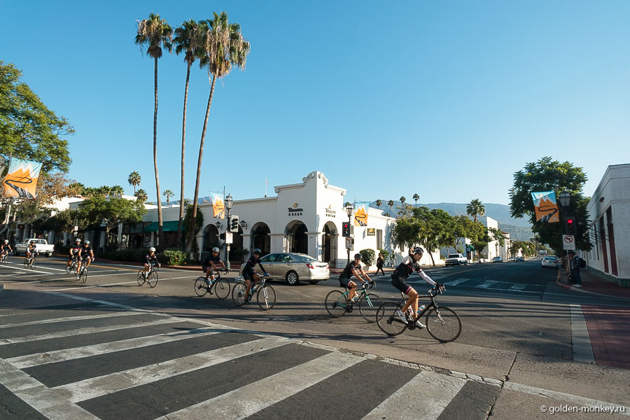 Первое, что бросилось в глаза – огромное количество велосипедистов, велосипедных дорожек и велосипедов вдоль улиц. Несмотря на то, что в Санта-Барбаре мы оказались около восьми утра, ее жители уже весьма активно крутили педали.